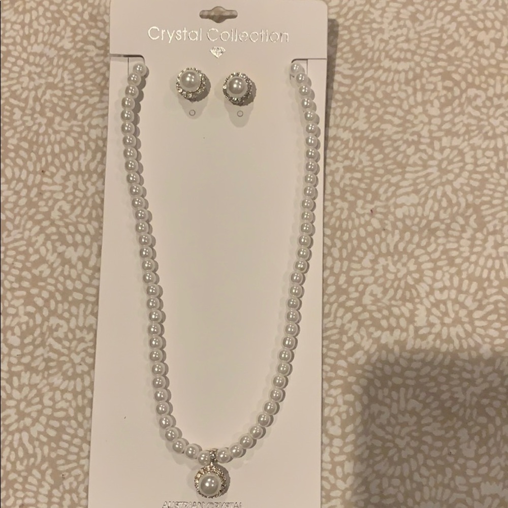 NWT pearl like necklace and earring set